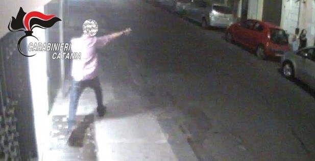 Tenta di far esplodere un bancomat con un petardo: denunciato