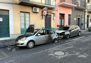 Giarre, auto data alle fiamme nella notte. Probabile ritorsione