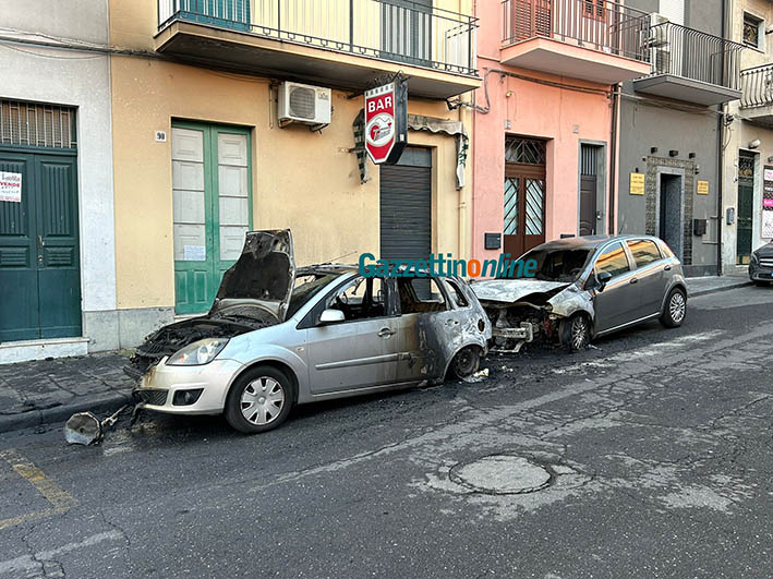 Giarre, auto data alle fiamme nella notte. Probabile ritorsione