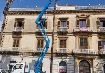 Giarre, in corso la potatura delle palme in piazza Duomo
