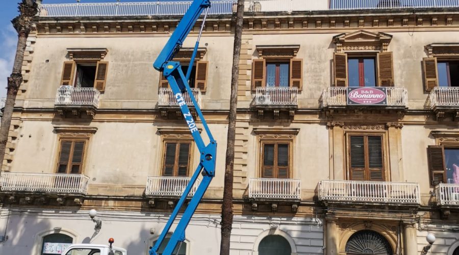 Giarre, in corso la potatura delle palme in piazza Duomo
