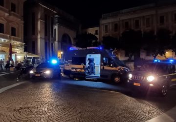 Controlli della Polizia nel centro storico di Catania e luoghi della movida