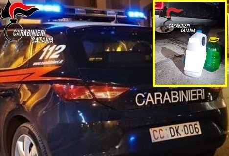 Beccati dai Carabinieri a rubare gasolio da una Panda: due denunce