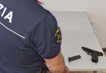 Spara in aria con una pistola a salve: minore denunciato
