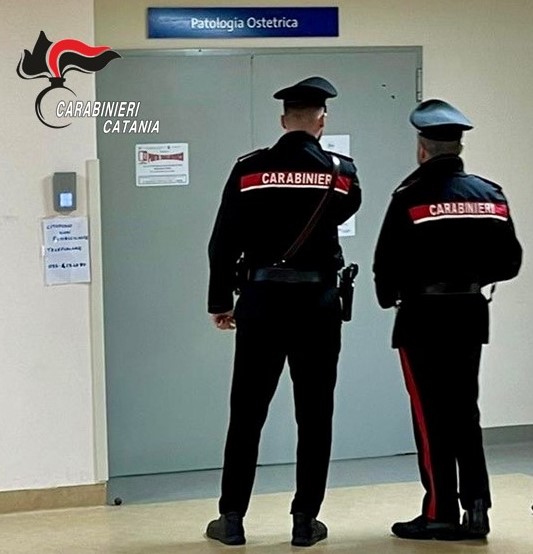 Irreperibile da un mese, diventà papà e i carabinieri lo acciuffano in Pediatria