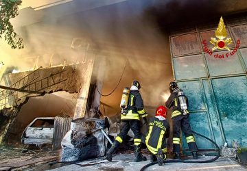 Santa Venerina, divampa incendio in una casa. Indagini sulle cause del rogo