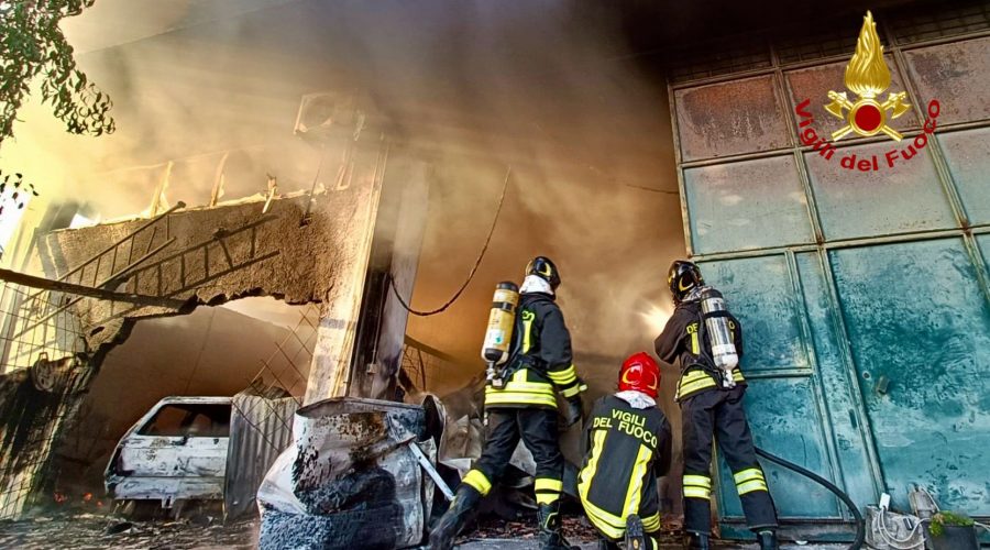 Santa Venerina, divampa incendio in una casa. Indagini sulle cause del rogo