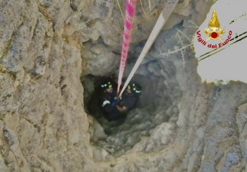 I Vigili del Fuoco salvano due cani caduti dentro un pozzo