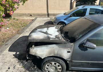 Riposto, a fuoco un&rsquo;auto in via  della Repubblica. Accertato il dolo