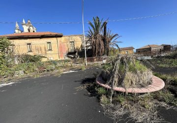 San Leonardello: spazi pubblici nel degrado, sabbia vulcanica e sterpaglie. Il vice sindaco Raciti: "Presto interventi sulla sicurezza&rdquo;