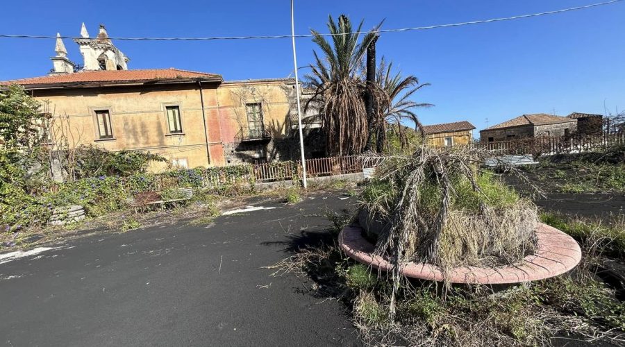 San Leonardello: spazi pubblici nel degrado, sabbia vulcanica e sterpaglie. Il vice sindaco Raciti: “Presto interventi sulla sicurezza”