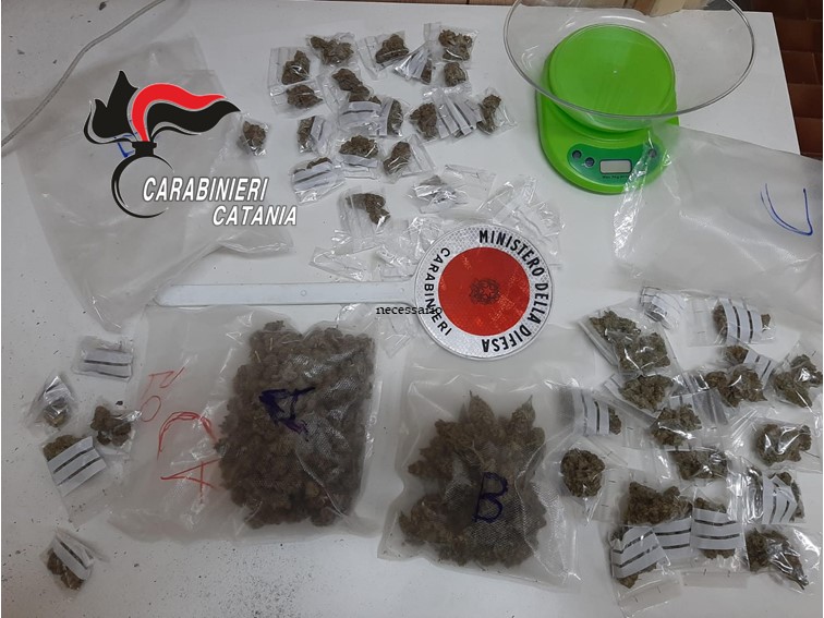 Beccato con la droga in auto: arrestato 25enne