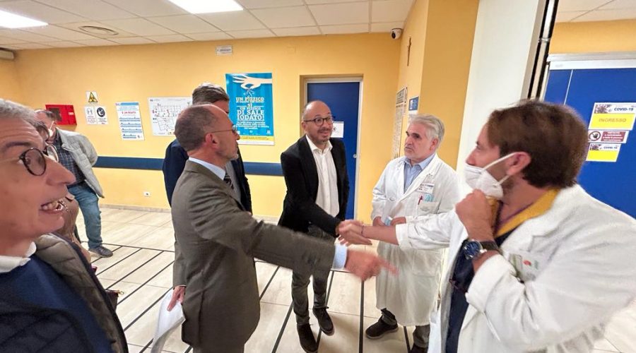 Giarre, visita del deputato di Italia Viva, Davide Faraone: “Implementare subito il personale infermieristico” VIDEO