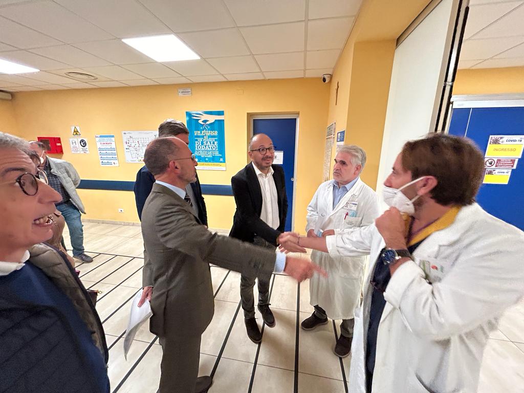 Giarre, visita del deputato di Italia Viva, Davide Faraone: “Implementare subito il personale infermieristico” VIDEO