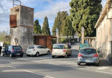 Giarre, tutti in fila dietro il cancello chiuso del cimitero. E' la terza volta in pochi mesi