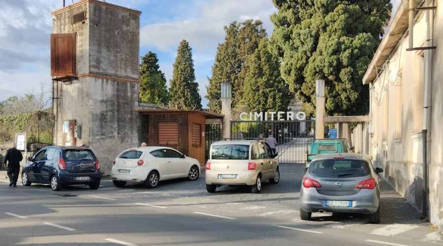 Giarre, tutti in fila dietro il cancello chiuso del cimitero. E’ la terza volta in pochi mesi