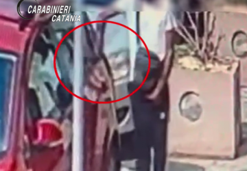 Tenta di rubare su un&rsquo;auto e aggredisce il proprietario. Bloccato e denunciato dai Carabinieri