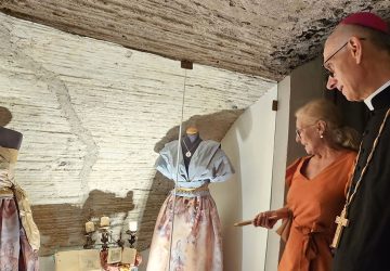 Anniversario citt&agrave; di Acireale, esposizione dell'abito artistico di Santa Venera