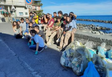 Riposto, spiaggia pulita grazie a "Nuove voci"