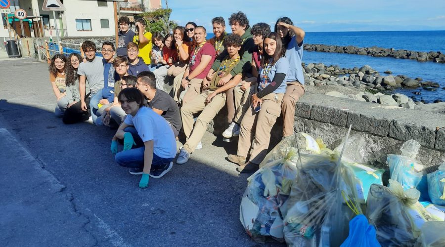 Riposto, spiaggia pulita grazie a “Nuove voci”