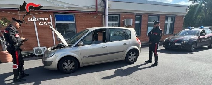 Beccata con un complice su un&rsquo;auto rubata. Denunciati