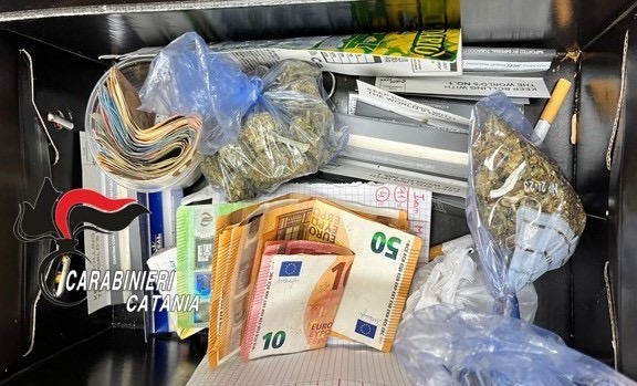 Giarre, un arresto per detenzione di stupefacenti ai fini di spaccio. Sequestrati 50 grammi di marijuana e contanti.
