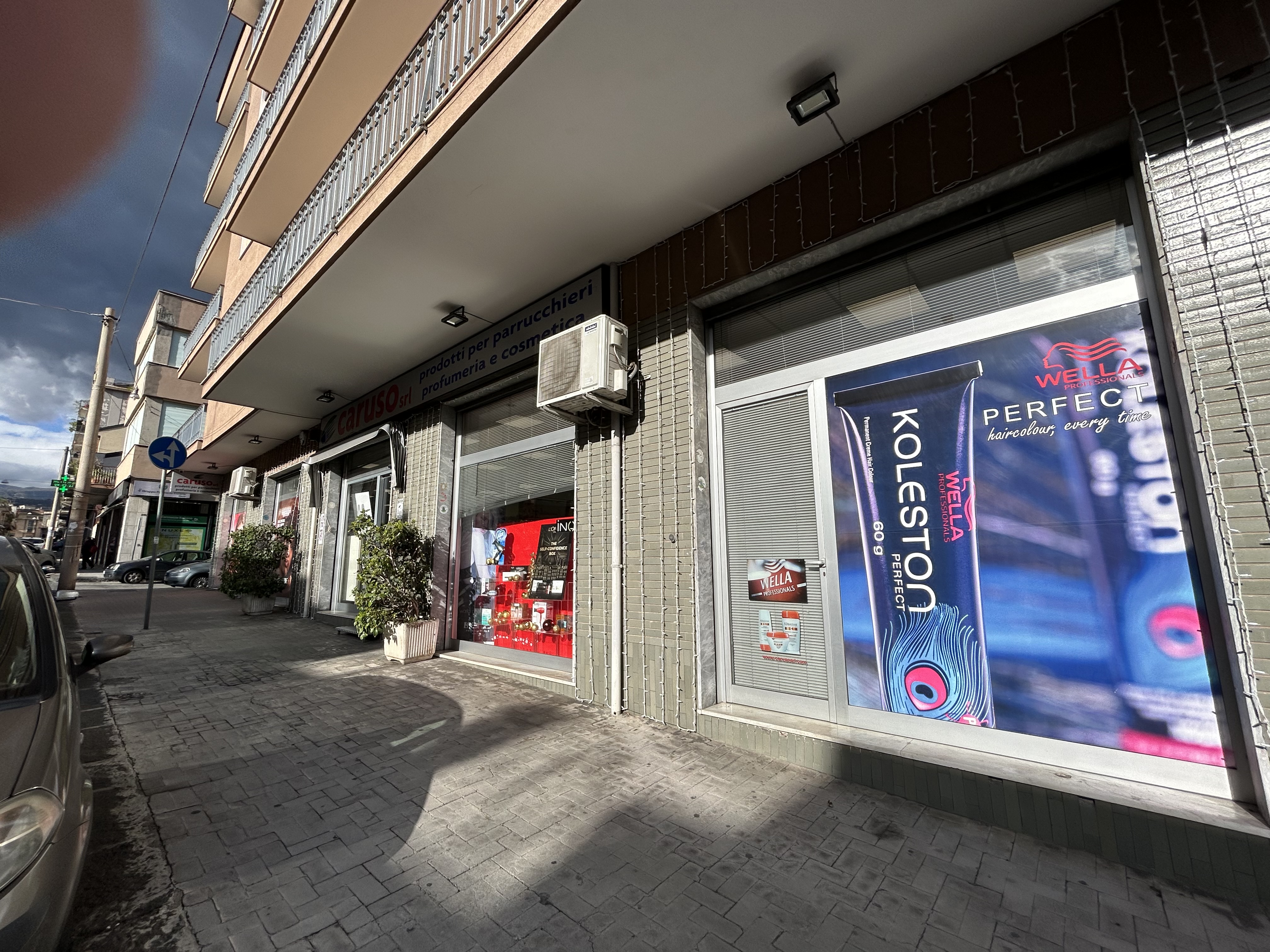 Giarre, due rapine in pochi minuti: un negozio di articoli di cosmetica e un tabacchino FOTO SEQUENZA