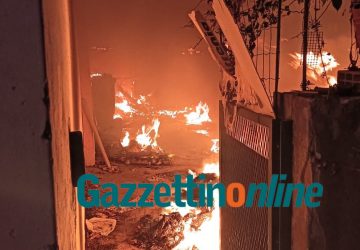 Giarre, fuoco e fumo lambiscono il palaCannav&ograve;. Atleti sospendono gli allenamenti. Indagini dei Cc