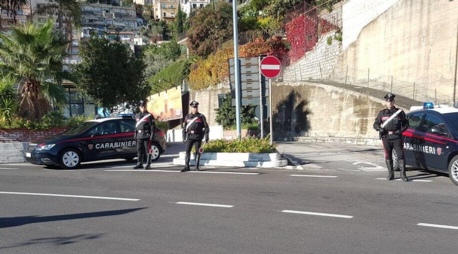 Controlli dei Carabinieri tra Giardini e Taormina: 2 denunciati e 3 segnalati come assuntori di droghe. Elevate diverse contravvenzioni
