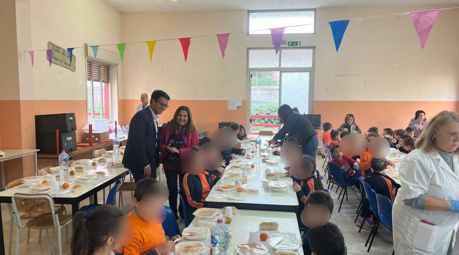 Riposto, Refezione scolastica: visita del sindaco nella mensa della Quasimodo