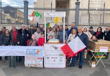 Giarre, piazza Duomo colorata di aquiloni