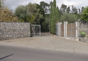 Aci Catena, trafugati due furgoni e un escavatore in un vivaio