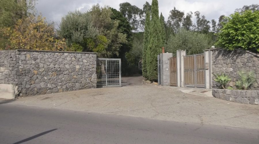 Aci Catena, trafugati due furgoni e un escavatore in un vivaio