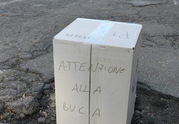 Giarre, segnaletica "alternativa" in via Cairoli per segnalare una grossa buca