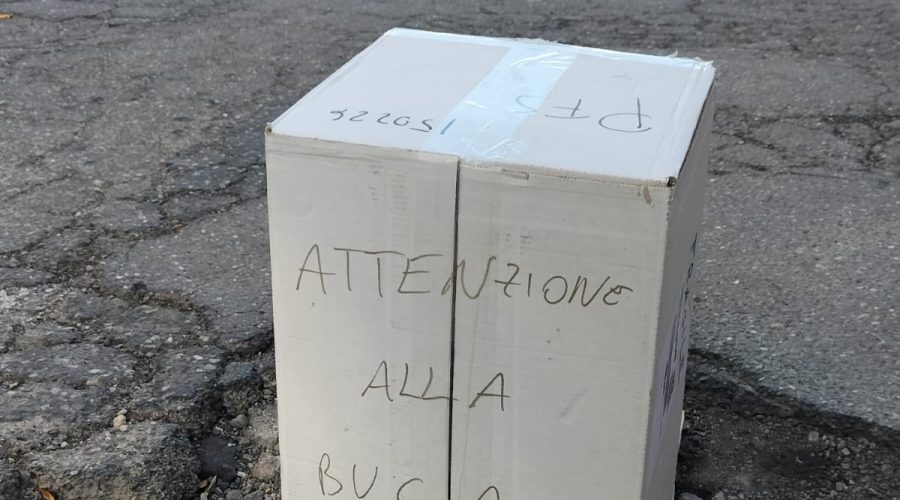 Giarre, segnaletica “alternativa” in via Cairoli per segnalare una grossa buca