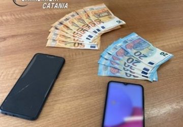 Acireale, &ldquo;agganciato&rdquo; su un sito di incontri con richiesta di 500 euro: lei arrestata e il complice denunciato