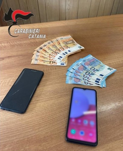 Acireale, “agganciato” su un sito di incontri con richiesta di 500 euro: lei arrestata e il complice denunciato