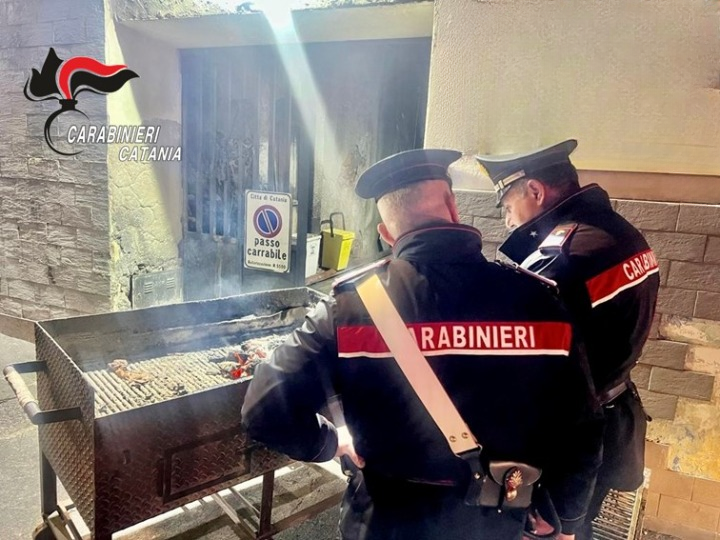 Controlli di carabinieri e Polizia locale: sanzionati gli “arrusti e mangia” di via del Plebiscito