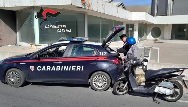 Controlli nelle periferie commerciali: denunciati 2 minorenni e un 37enne