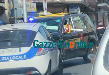 Fiumefreddo, auto sfonda le barriere del passaggio a livello