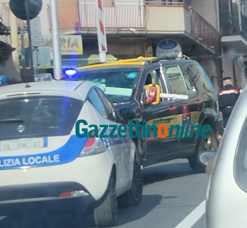 Fiumefreddo, auto sfonda le barriere del passaggio a livello