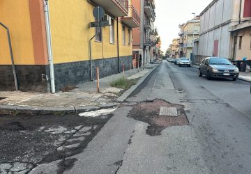 Giarre, lavori post posa fibra non vigilati: manto stradale martoriato