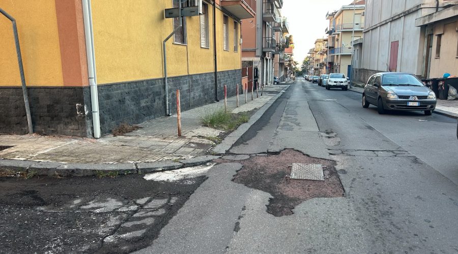 Giarre, lavori post posa fibra non vigilati: manto stradale martoriato