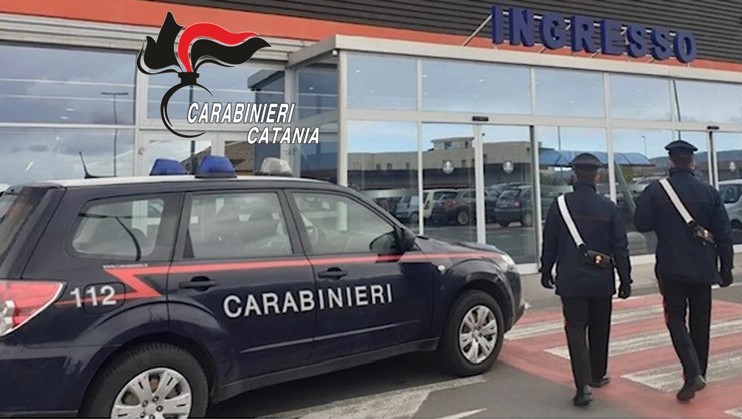 Carabinieri denunciano una donna che aveva rubato merce da un supermarket
