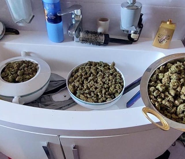 Beccato da “Pablo” con quasi 1 kg di droga in casa: manette per un 23enne acese