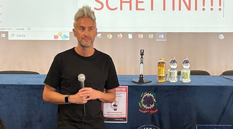 Giarre, il prof. Vincenzo Schettini conquista gli studenti del liceo Scientifico Leonardo VIDEO