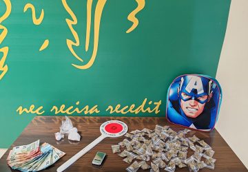 Occulta cocaina e marijuana in casa: arrestato il pusher