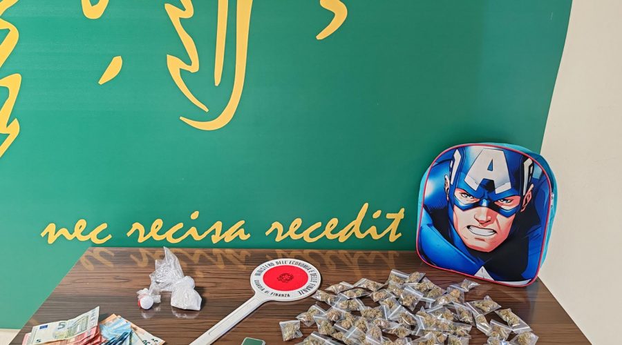 Occulta cocaina e marijuana in casa: arrestato il pusher