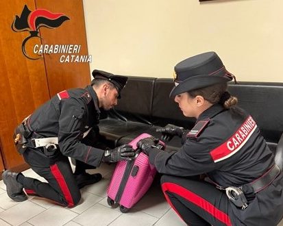 Mezzo chilo di cocaina nascosto in un trolley: arrestata una 29enne