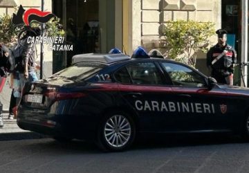 Dimenticano di strappare un antitaccheggio e scatta l&rsquo;allarme: arrestati 2 giovani